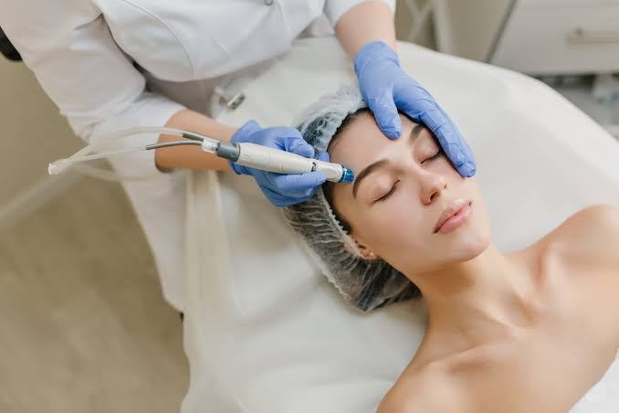 Procedimento facial de estética e bem-estar
